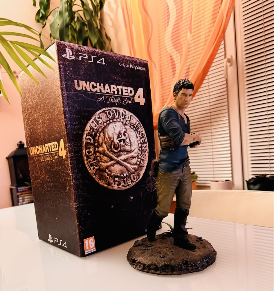 Голяма оригинална статуя на Nathan Drake от играта Uncharted