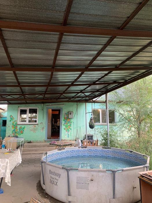 Дом на разбор, двухэтажный, с забором, воротами и большим навесом