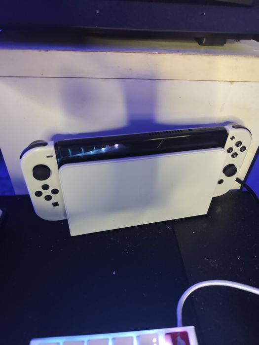 Nintendo switch oled с три игри и кутия на 6 месеца