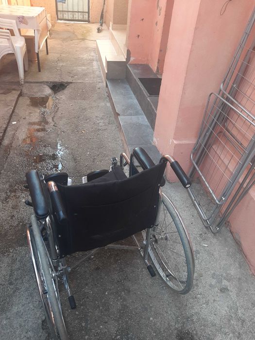 Vand scaun  cu rotile pt persoane invalide