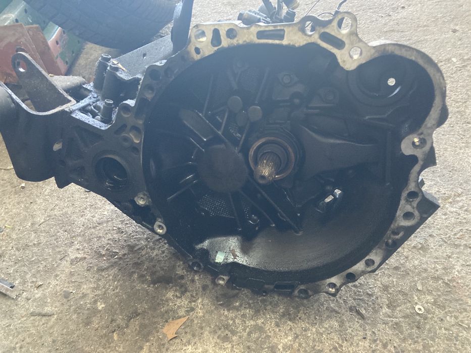 Toyota avensis verso 2.0d4d 2005год 5скорости ръчка Скоростна Кутия