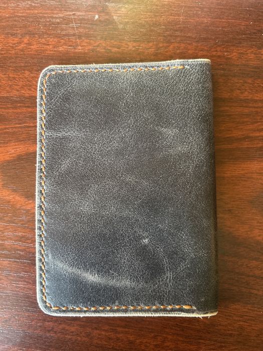 Portofele facute de mana din piele