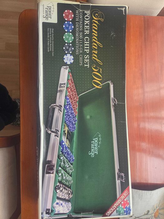 Комплект за покер от 500 части с метално куфарче. В идеално състояние.