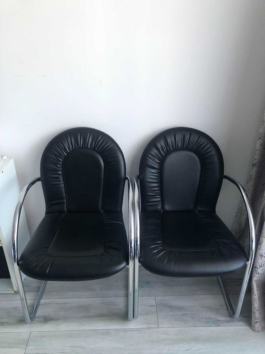 Scaune cromate cu piele artificiala neagra