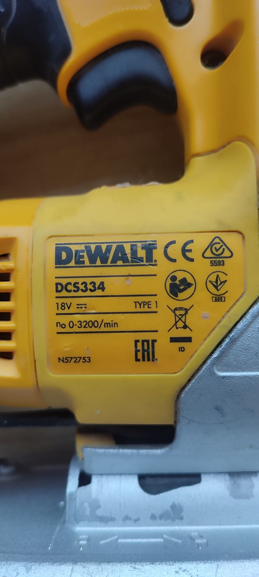 Акумулаторен прободен трион Dewalt DCS334