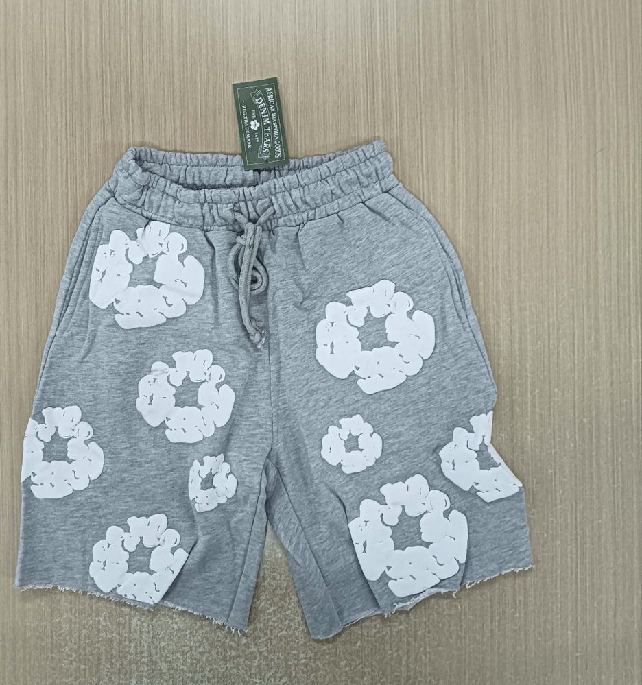 Den tears shorts black and white