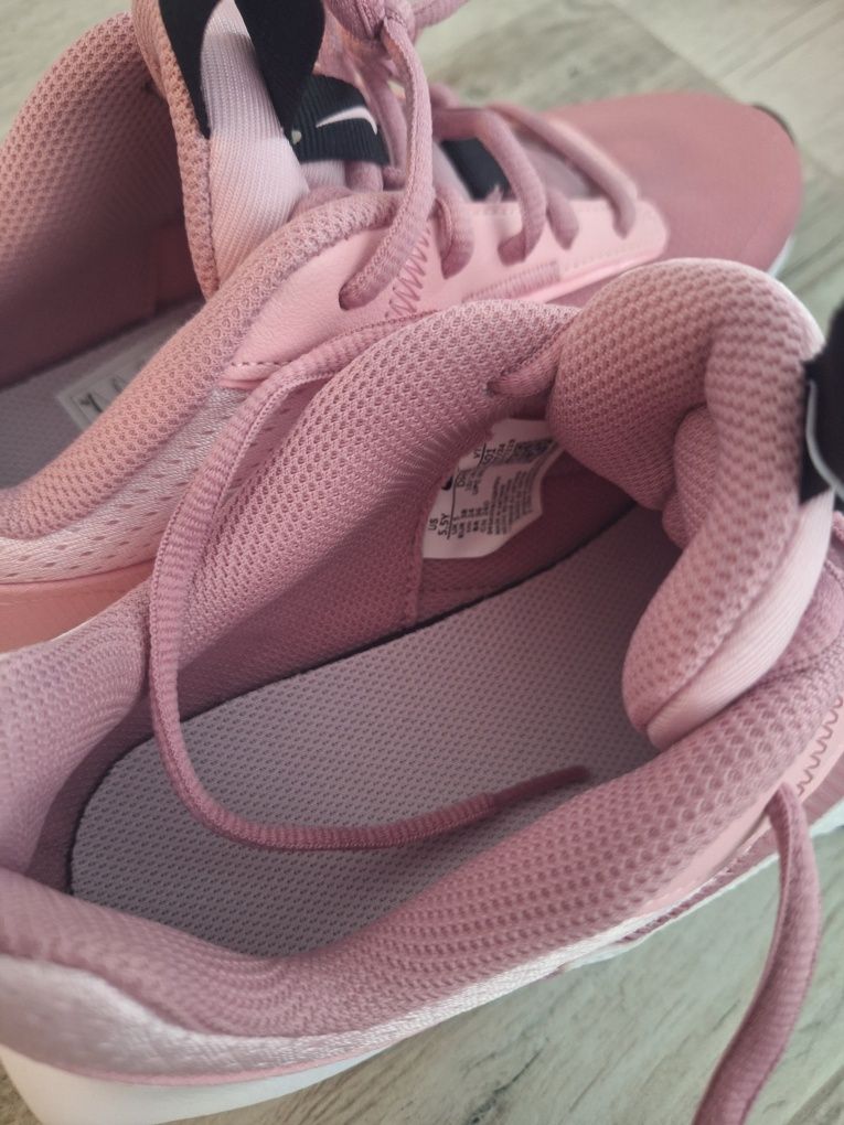 Нови дамски маратонки Nike