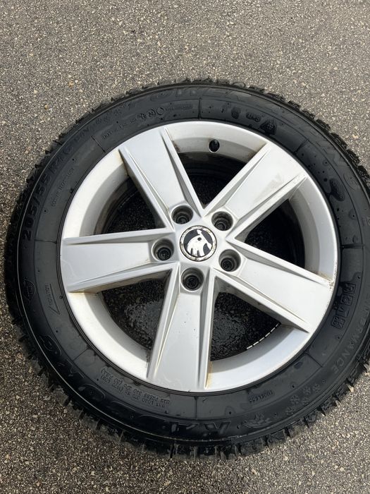Оригинални джанти Skoda с гуми   205/55R16 DOT 2024