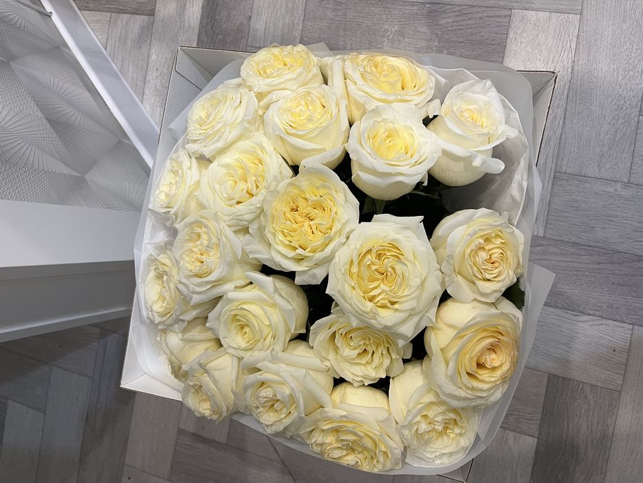 Свежие цветы,белые розы 21 штук