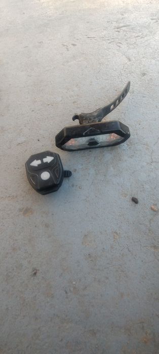 Vând lumina și semnalizare pt bicicleta