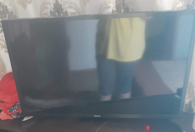 Samsung  tv cu display-ul spart