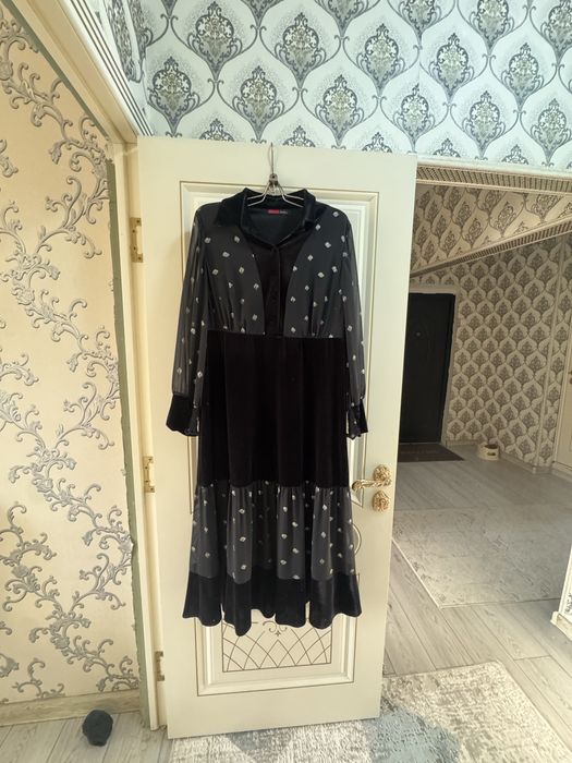 Продам стильное бархатное платье в тёмно-сером/чёрном оттенке.