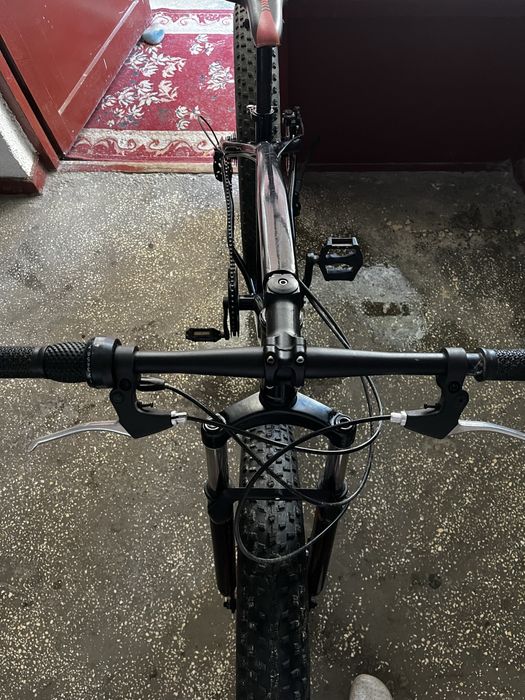 Vand bicicleta de tip fat bine perfecta pentru orice tip de teren