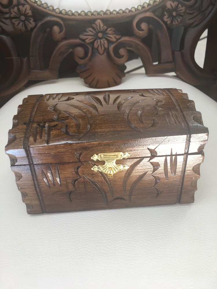 Дървена бижутерна кутия