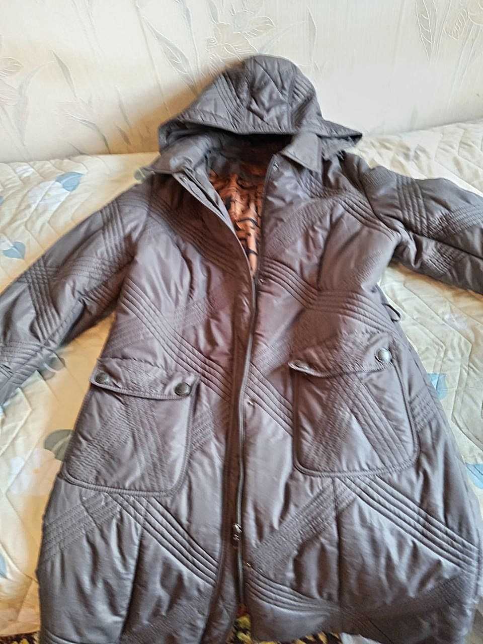Продам женские пальто и ветровку