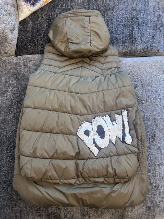 Елек цвят каки с емблема