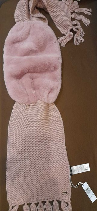 Чисто нов Зимен шал Guess