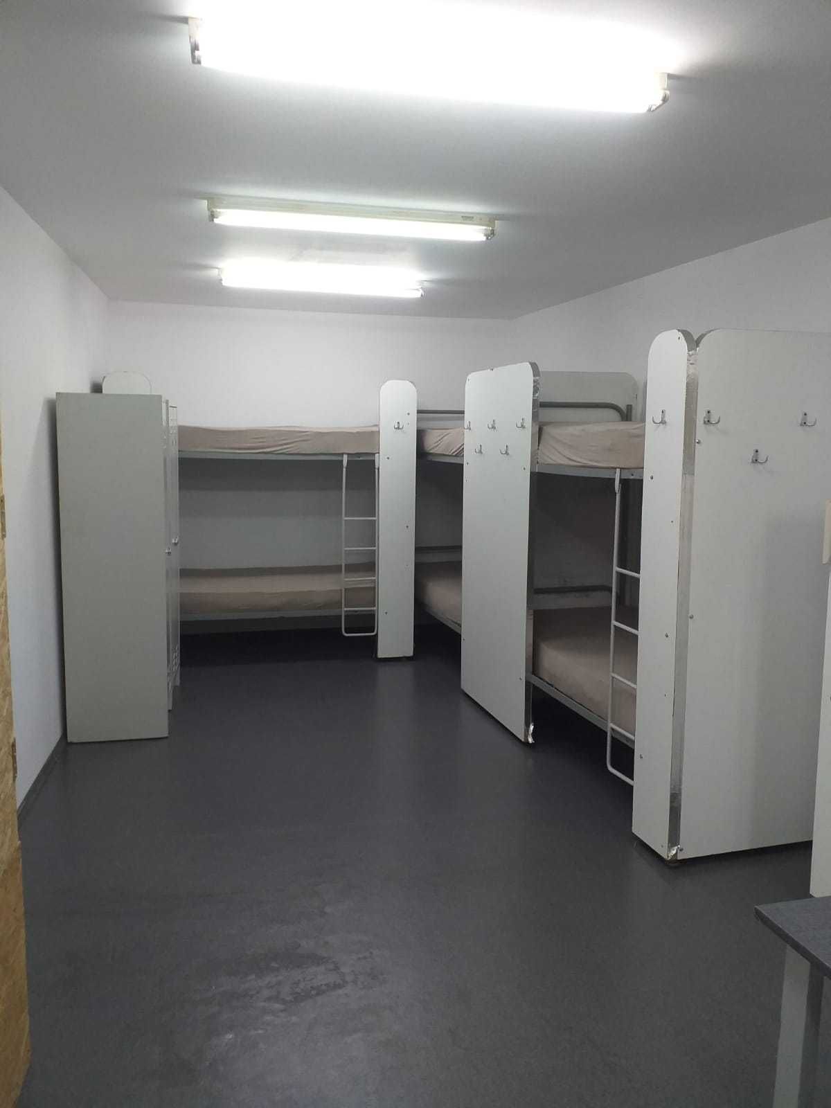 Inchiriem dormitoare pentru muncitori in camere cu patru / sase paturi