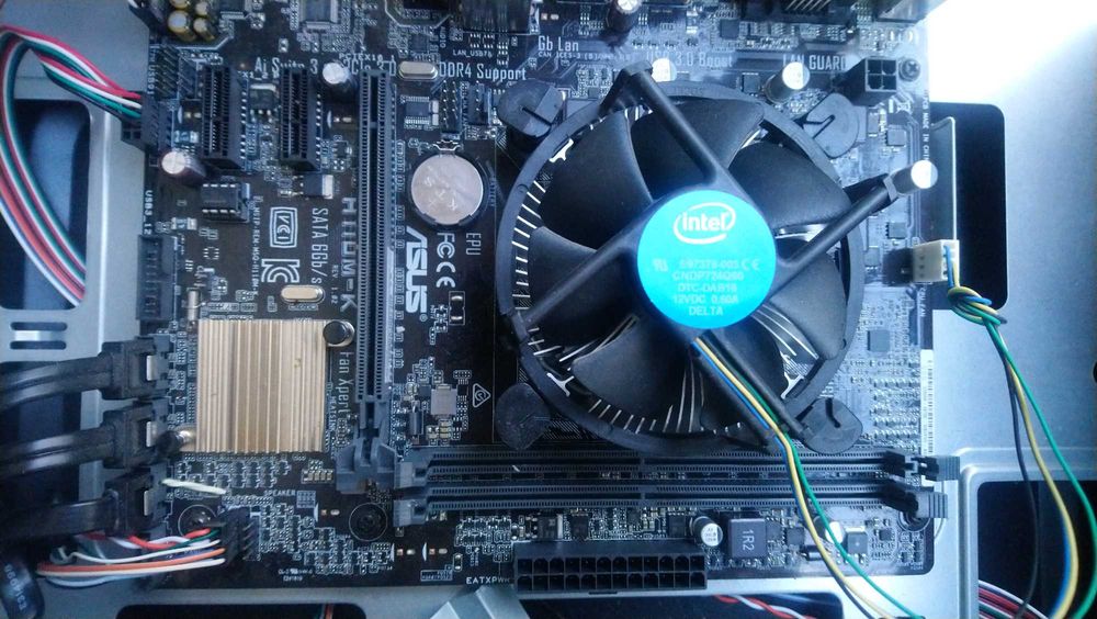 Placa de baza asus cu procesor i3 7100 3.9ghz