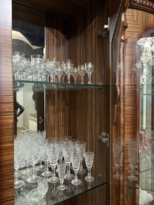 Сервант / Шкаф-витрина в отличном состоянии