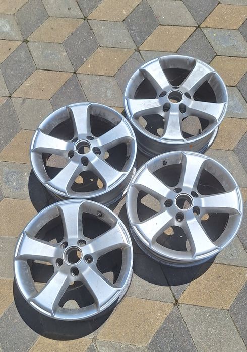 Vând jante vw r16 model sima.