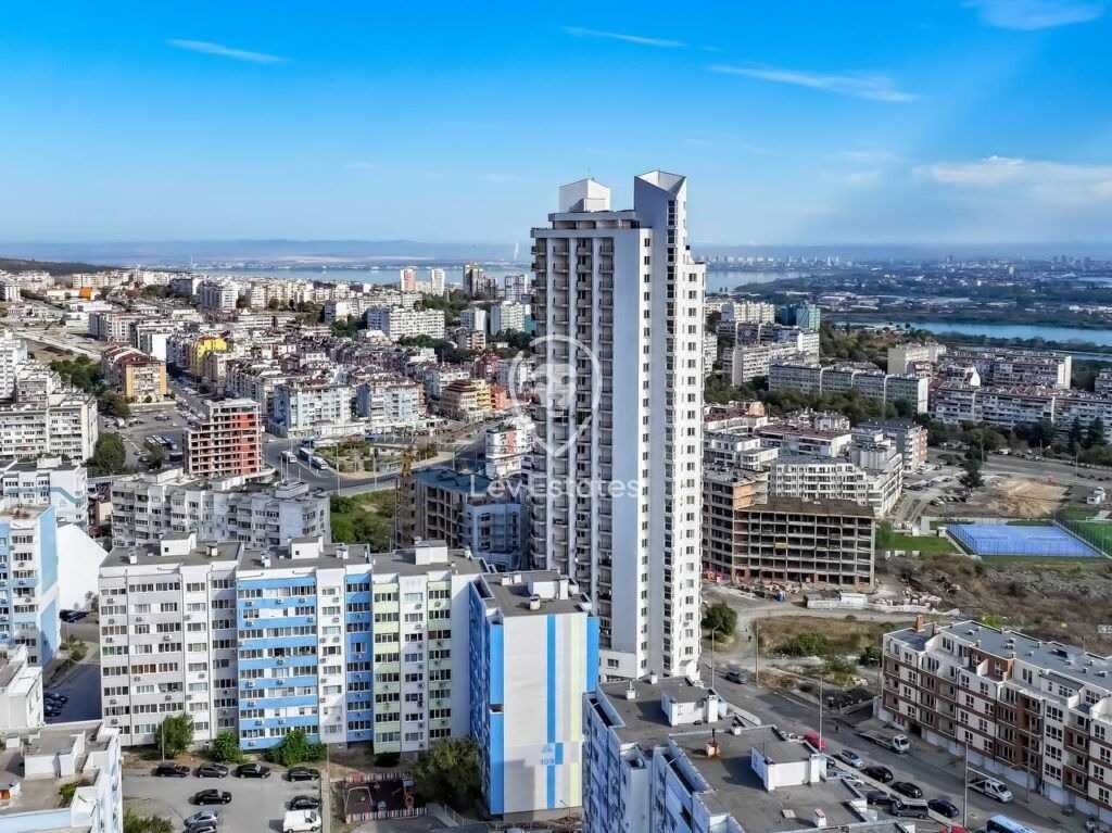 Двустаен апартамент без ремонт в висок жилищен блок, Бургас