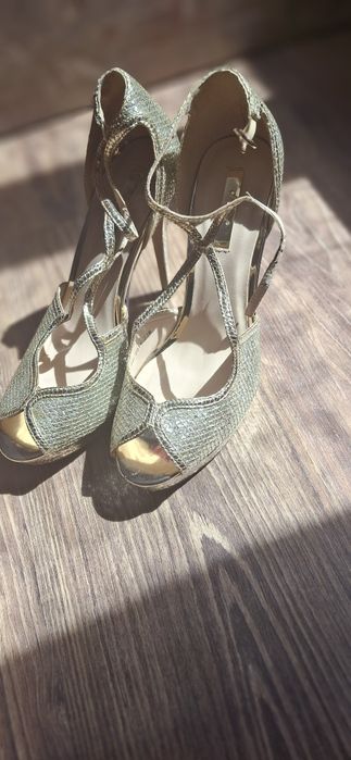 Обувки на ток и чантичка към тях