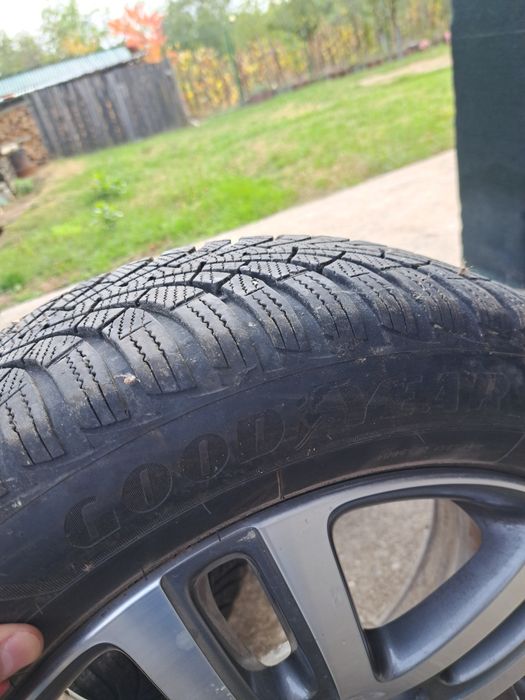Vand anvelope iarna GOODYEAR ug8 205 55 R16 foarte bune. Dot 2022