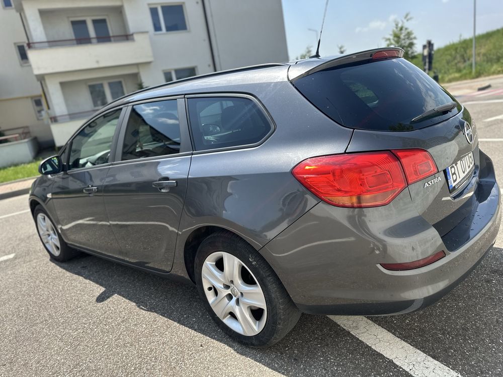 Opel Astra J 2011