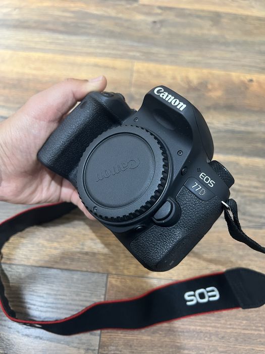 Canon EOS 77D Kit 18-135 IS USM — новая зеркалка