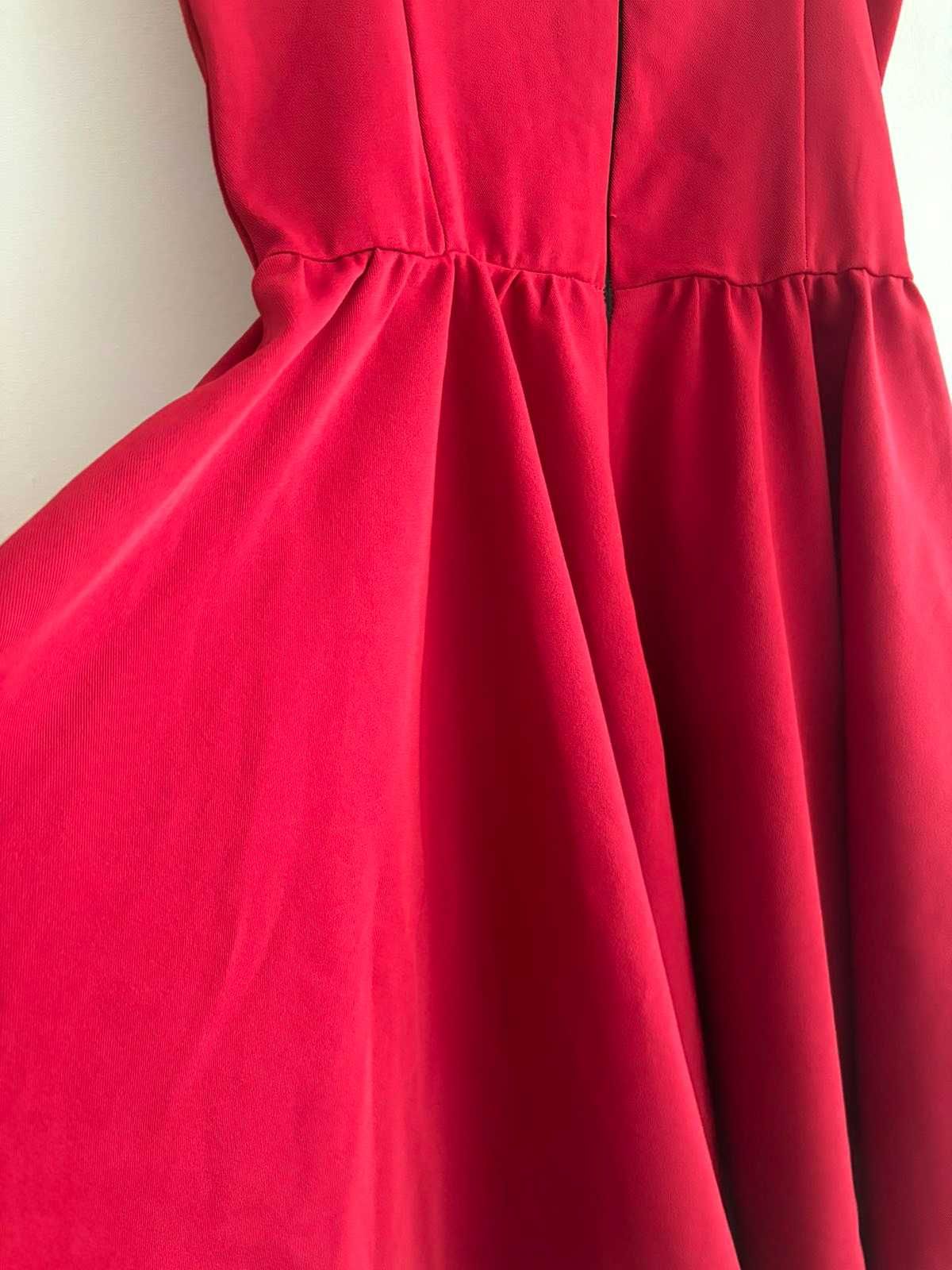 Червена рокля, над коляното