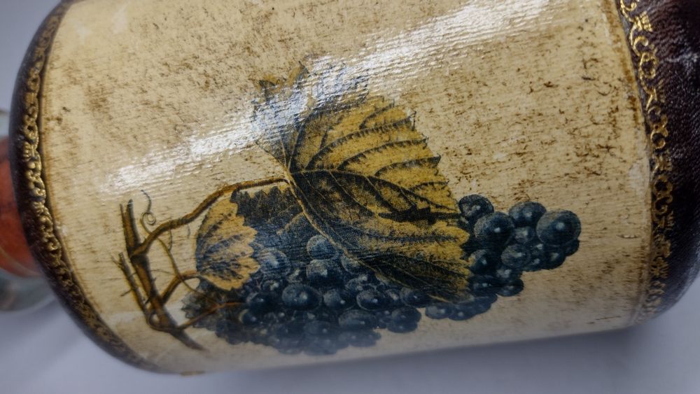 Винтидж стъклена гарафа, декорирана с кожа. Декор грозде и злато