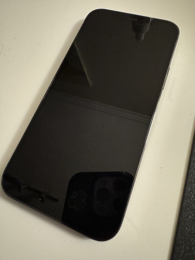 iPhone 12 Pro в много добро състояние с калъф