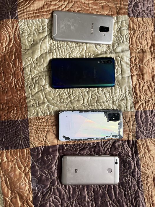 4 старых телефона