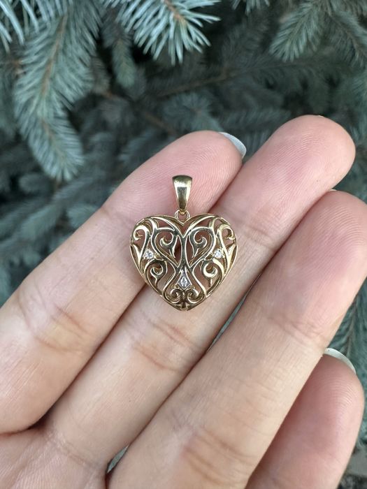 Золотой кулон с бриллиантами