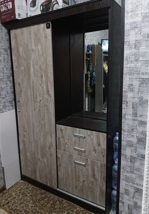 Срочно продаю шкаф в прихожую
