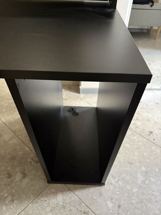 Продавам геймърско бюро с надстройка.