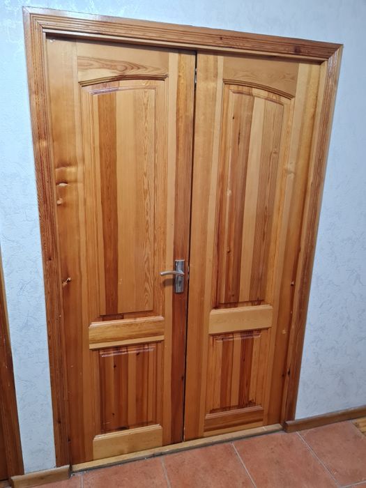Продам двери деревянные