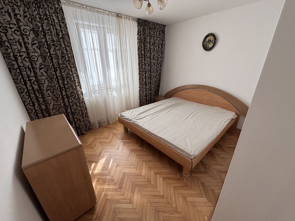 De inchiriat Inchiriez aparteament 3 camere etaj 1 bloc tip vila+garaj