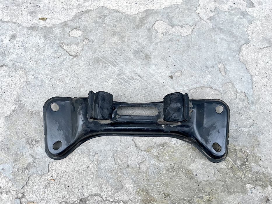 Траверса (крепление коробки) на BMW E34 БМВ Е34