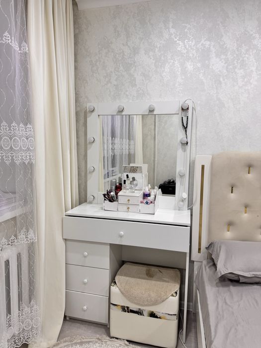 Продам комод с зеркалом