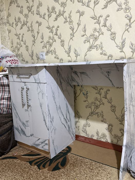 Маникюрный стол.