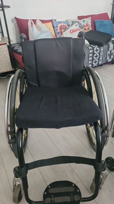 Vând scaun rulant activ