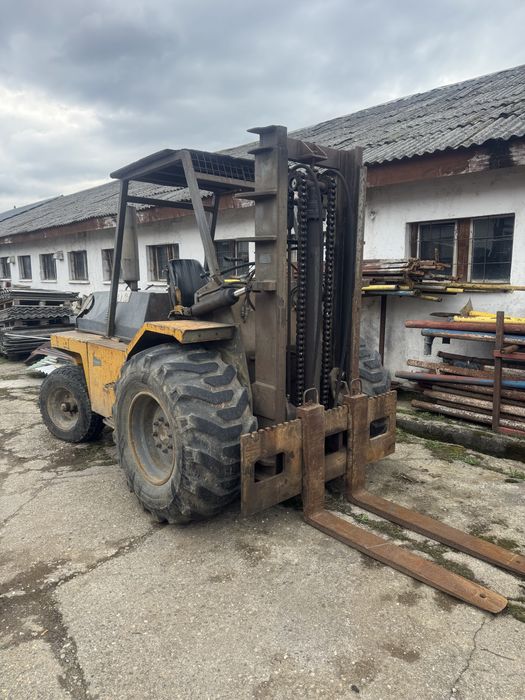Utilaj dotat cu furci si cupa basculabila