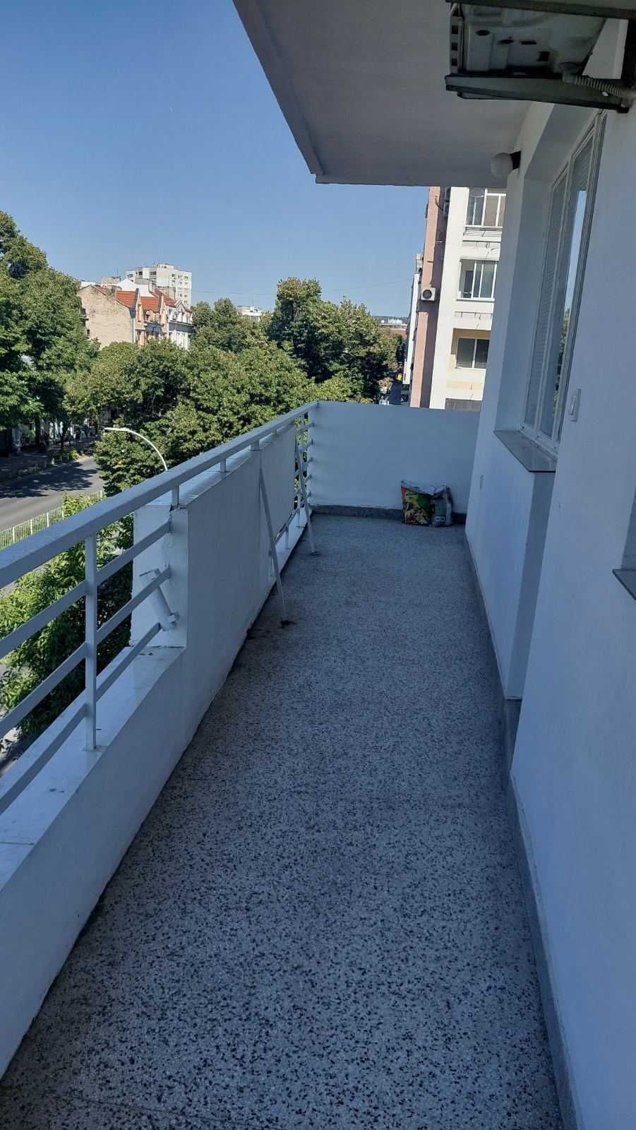 Тристаен апартамент, Център