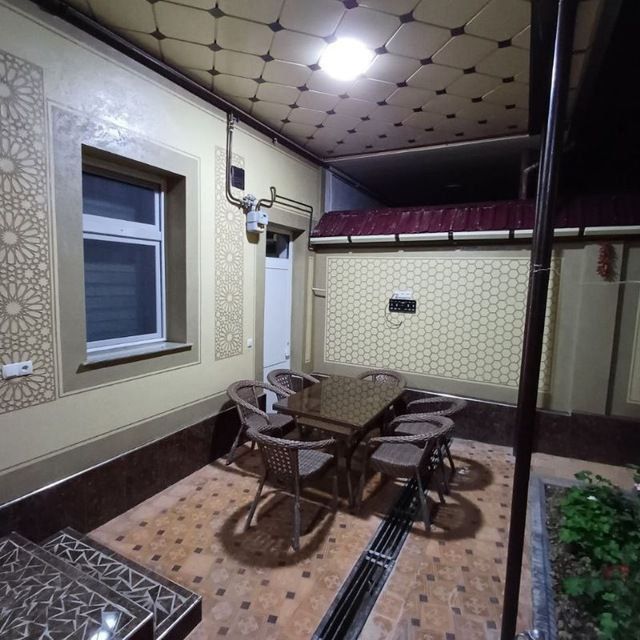 Dacha Oqtosh quyoshga yaqin joyda joylashgan faqat oilaviy qo‘yamiz