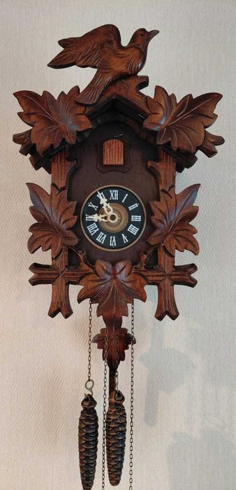 Ceas cu cuc din lemn de nuc