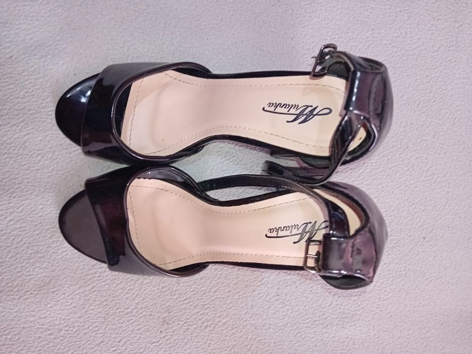 Официални сандалети.