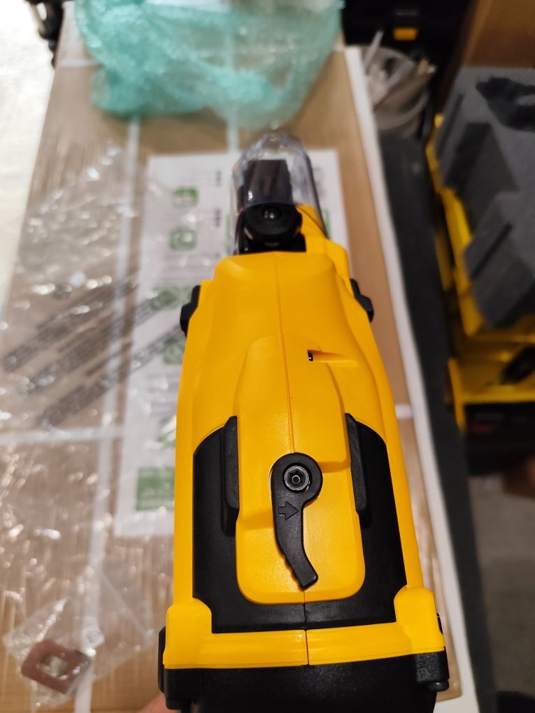 Акумулаторен такер - пистолет за битумни керемиди Девалт DeWALT DCN45R