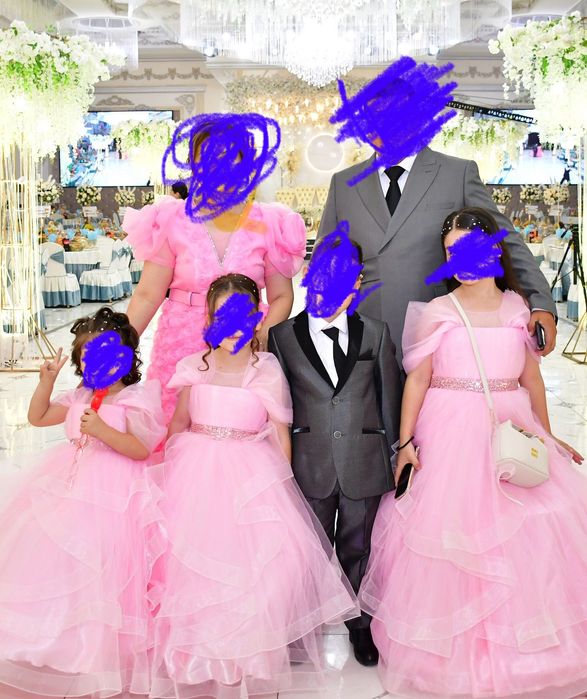 Набор женских и детских платьев